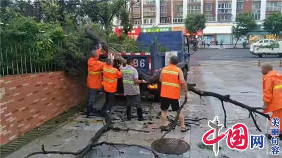 大暴雨刚过 句容600余名环卫工人走上街头忙清理