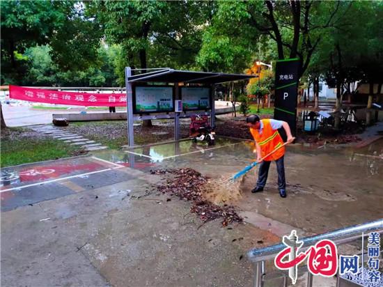 大暴雨刚过 句容600余名环卫工人走上街头忙清理