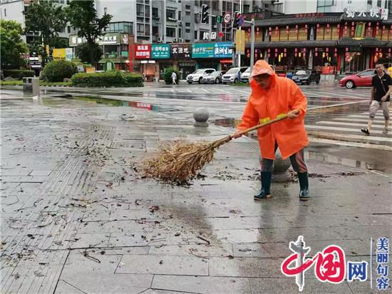 大暴雨刚过 句容600余名环卫工人走上街头忙清理