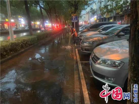 大暴雨刚过 句容600余名环卫工人走上街头忙清理