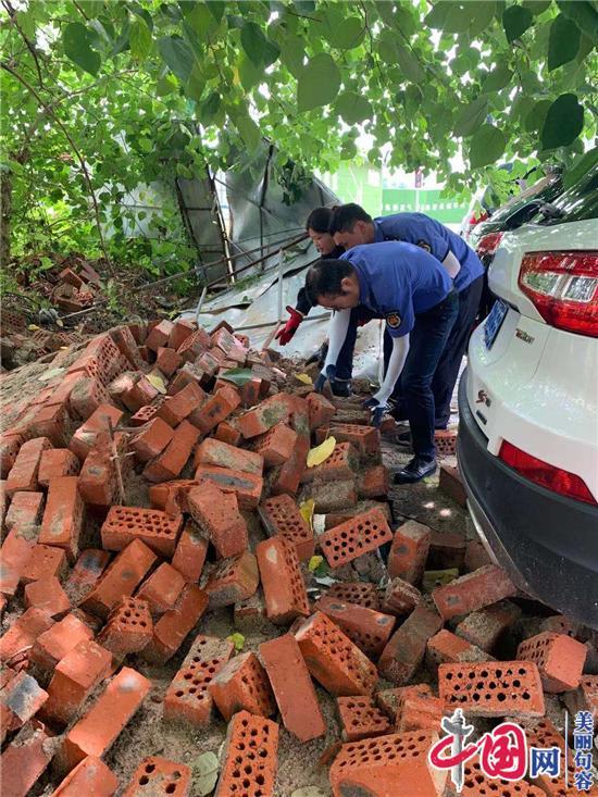 狂风暴雨致围墙倒塌 句容城管紧急施以援手