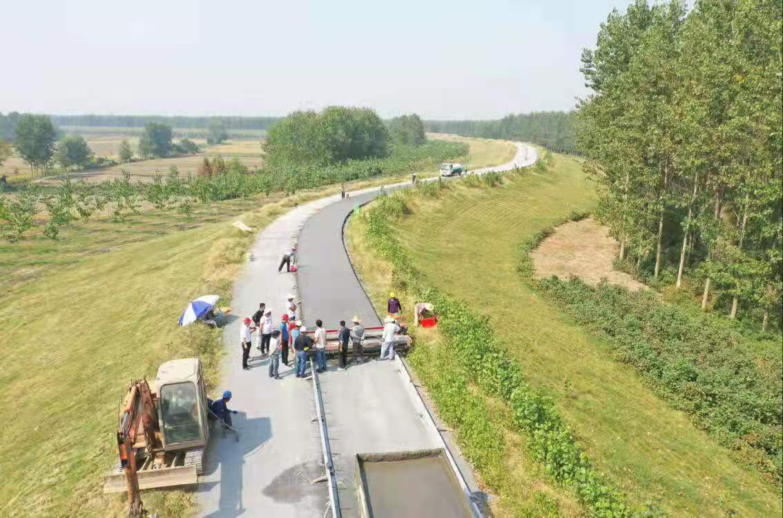 汉江大堤 守护神兵——建设中的湖北汉江河道堤防一期工程