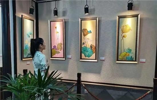 董进进新意象电子荷花大赏个人油画艺术展在上海醉白池公园正式展出