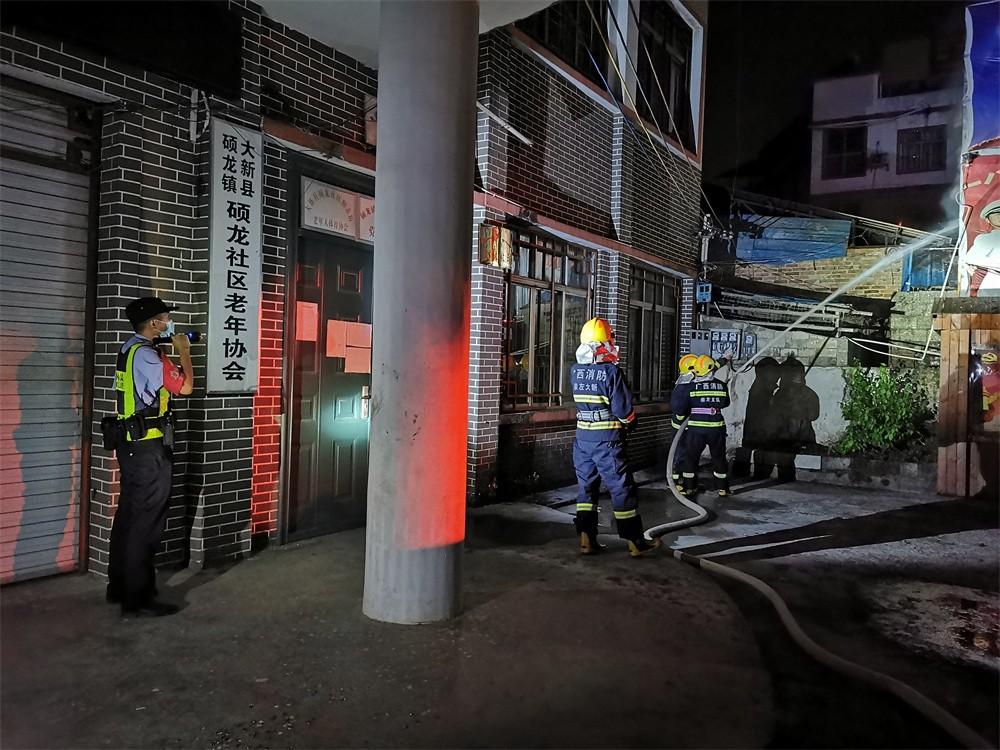 屋外火光冲天，屋内浓烟滚滚！民警与消防员携手灭火