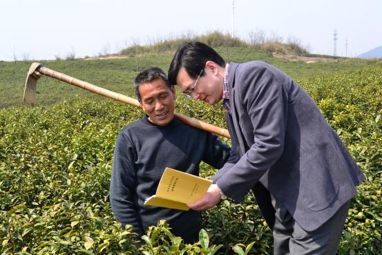 "天目湖村劳动保障协理员童海峰深有感触.