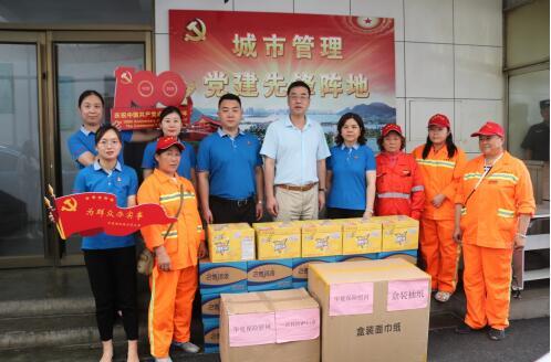 华夏保险徐州中支为环卫工人送去清凉物资