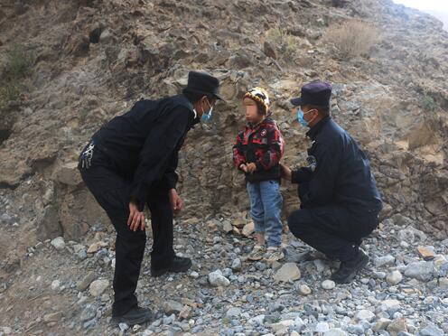 新疆克州：恰提铁列克边境派出所帮助迷途小孩找到“回家路”