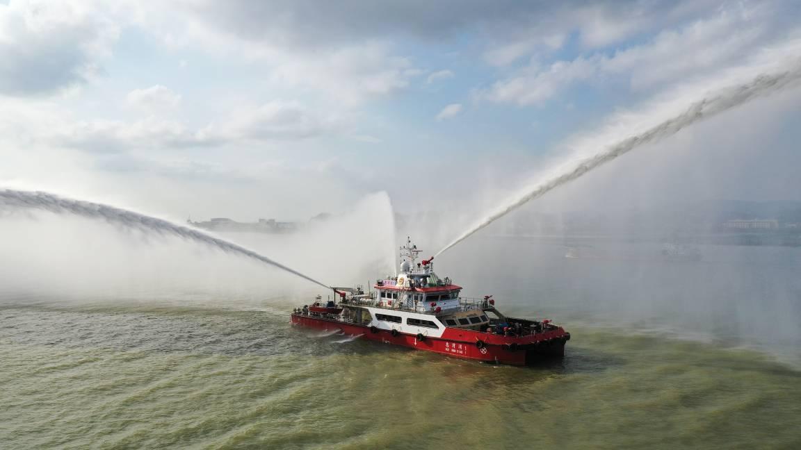 惠州市首艘消防船“惠湾消1号”正式列装服役