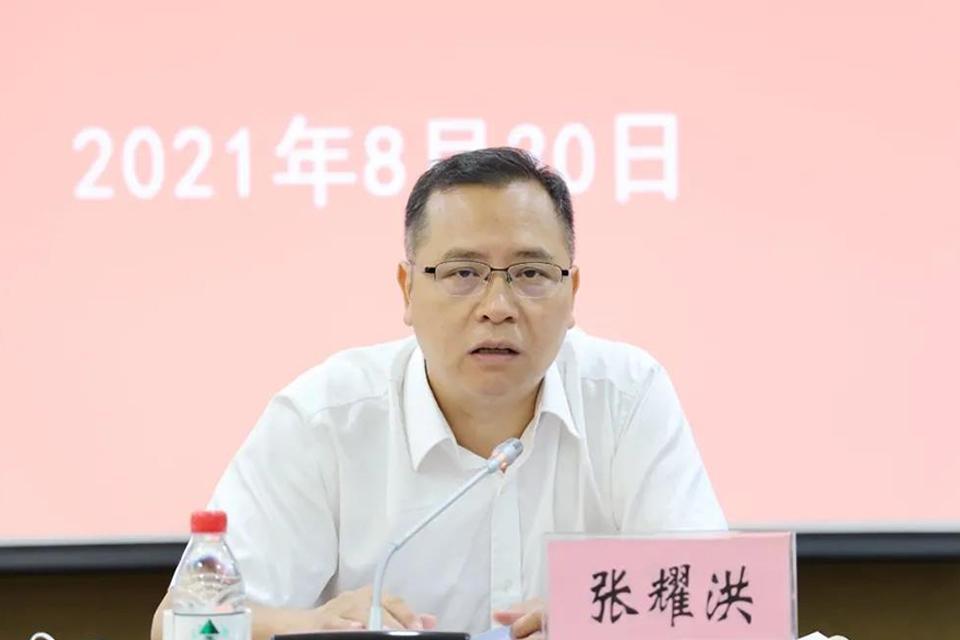 凤岗镇委书记张耀洪,镇委副书记,镇长宁康,副镇长曾柏辉以及各有关