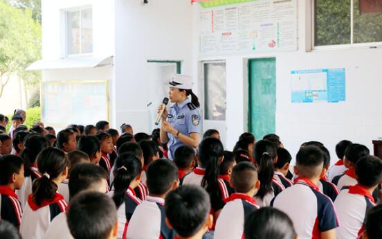 广西荔浦：交警进校园开展“开学第一课”交通安全教育主题活动