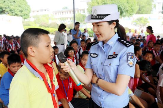 广西荔浦：交警进校园开展“开学第一课”交通安全教育主题活动