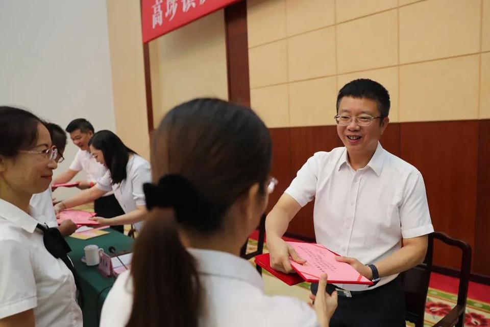 东莞高埗举行庆祝2021年教师节暨大学生欢送座谈会