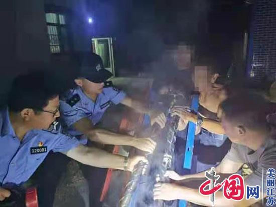 老人右手被机器夹住 派出所民警迅速救援