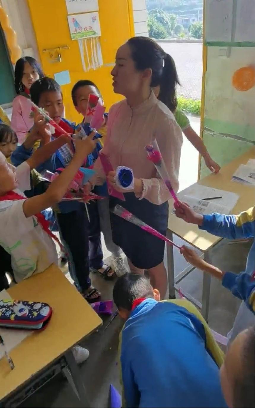 节日快乐，您辛苦啦！”惠水县一小学学生用各种各样方式来致敬老师