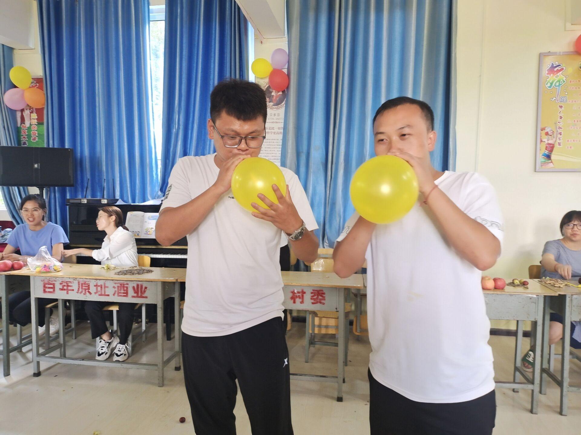 节日快乐，您辛苦啦！”惠水县一小学学生用各种各样方式来致敬老师