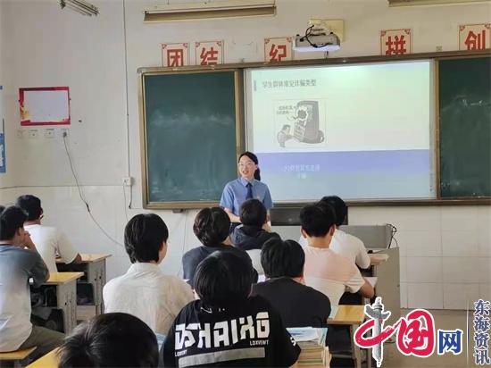兴化市检察院青年检察官为中专校学生讲法治课