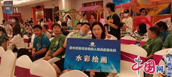 齐白石第三代传人陈紫帆参加第六届苏州市残疾人职业技能比赛