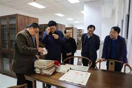 上海书画家王珏向陇东学院捐赠文史图书