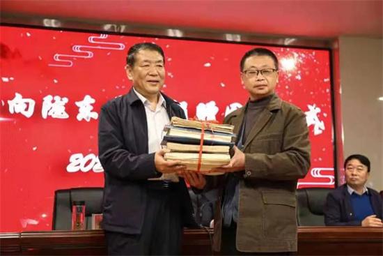 上海书画家王珏向陇东学院捐赠文史图书
