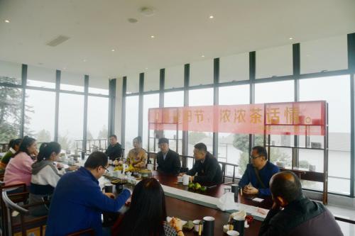 活动还将洪雅县茶文化研究会精心准备的美食带给了老人们