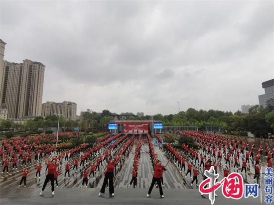 句容市千人广场舞展演在市文化艺术中心广场举行