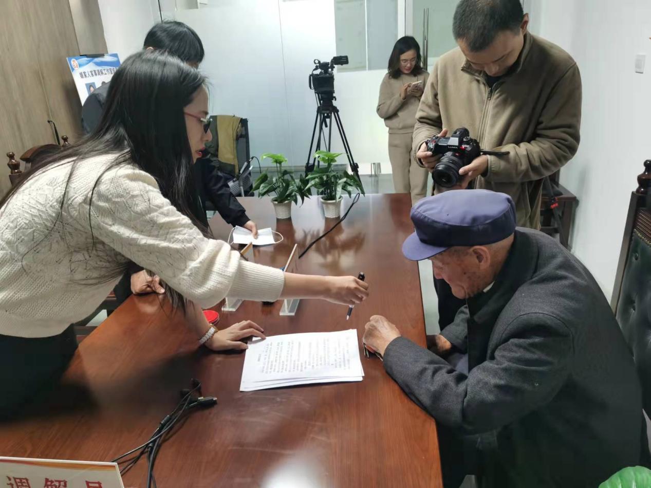 江苏省新沂市法律援助中心用真情化解一起老人赡养纠纷