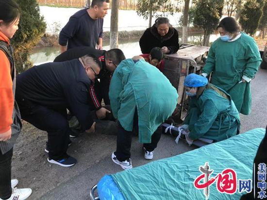 响水：民警紧急救援事故受伤群众