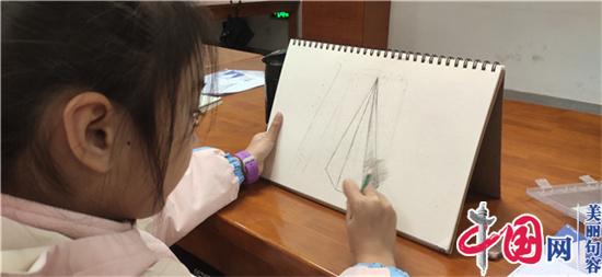 句容图书馆第五期公益素描班开课 学员乐在其中