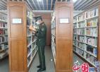 畅享“悦读”：武警官兵走进句容图书馆