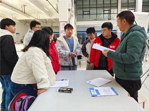贵州应用技术职业学院组织召开2022 届毕业生“实习+就业” 校园双选会