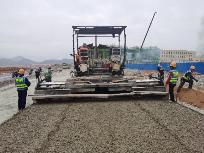 中国一冶延平新城产业园区项目天祥南路工程水泥稳定碎石基层施工完成