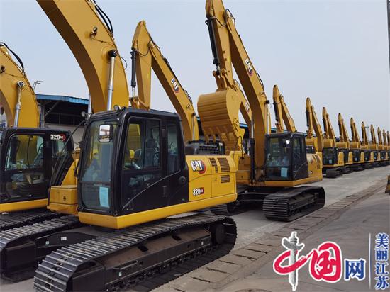 9辆装载18台挖掘机的货车缓缓驶出徐州北货场一路向北开往济南局集团公司烟台站
