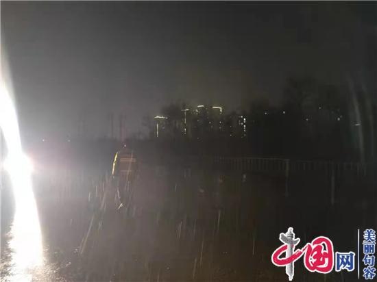 句容城管局冒雨夜查推进大气污染防治
