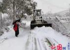 瑞雪阻挡上班路 村支书带头清铲保畅通