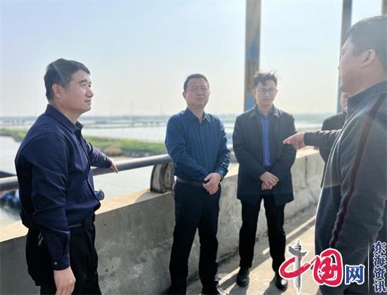 兴化市副市长王晓秋带队督查陈堡镇卤汀河宁乡大桥卡口设置工作