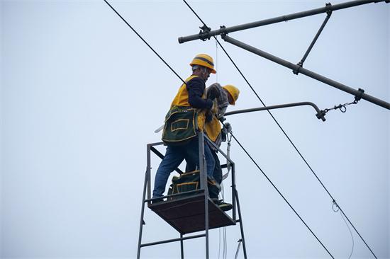 南昆铁路百威段接触网第三期大修工程正式进入放线立杆阶段