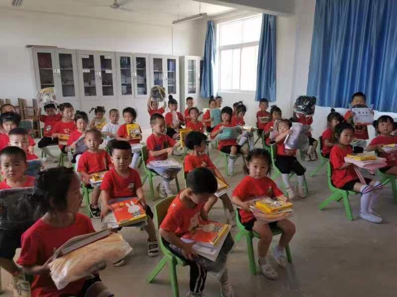 潼关县财政局党委六一儿童节开展爱心捐赠活动