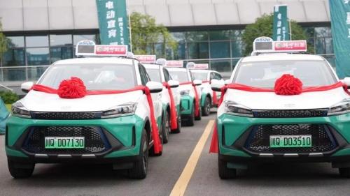 “电动宜宾 翼享生活” 凯翼炫界Pro EV第一批500台出租车集中交付仪式圆满举行