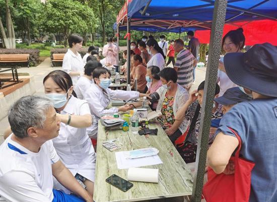 武汉东湖学院：爱心义诊进社区，健康服务到门口