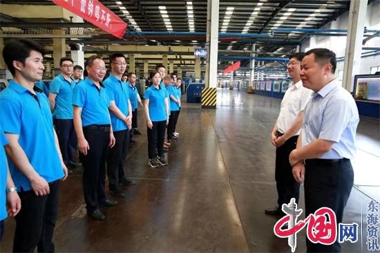 兴化市戴南镇领导慰问江苏兴达公司生产一线员工