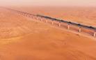 世界首个沙漠铁路环线 画出不一样的新疆生活