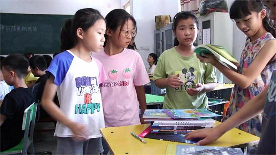 阜阳市教育局驻村工作队为华寨小学捐赠3万元图书
