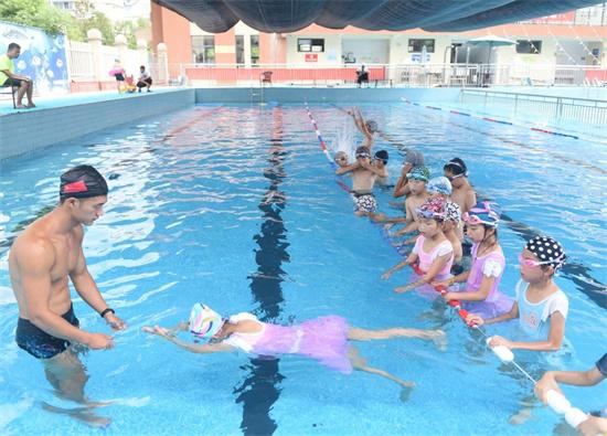 舒城县实验小学： 暑期游泳课后服务助力“双减”落地