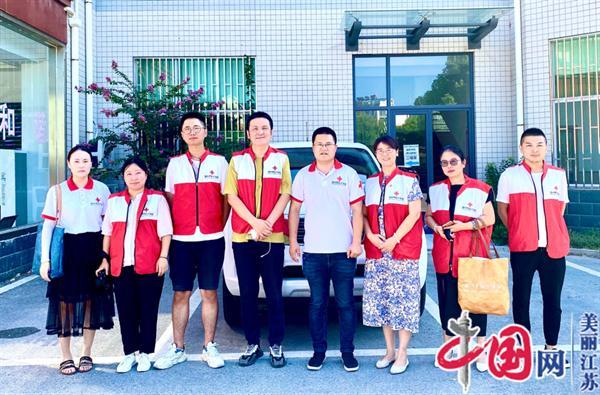 致敬陶都夏日守护者！宜兴市红十字媒体志愿者服务队携手金科敏捷氿著一线送“清凉”