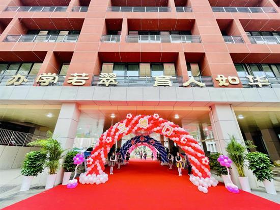 中铁上海工程局七公司承建的西安市雁塔区第八小学正式开门迎“新”