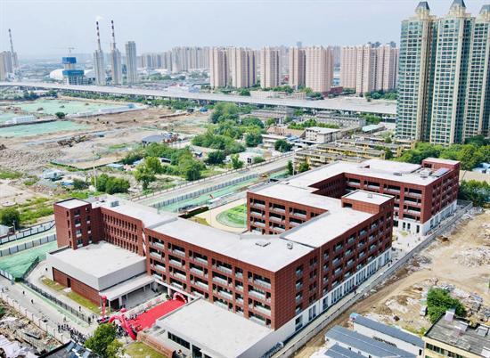 中铁上海工程局七公司承建的西安市雁塔区第八小学正式开门迎“新”