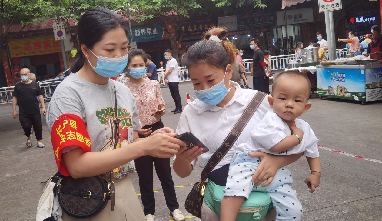 长宁县新联会志愿者“疫”线服务社区居民核酸采集