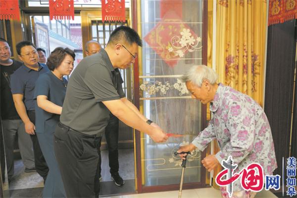 江苏如皋对90岁以上高龄老人进行慰问