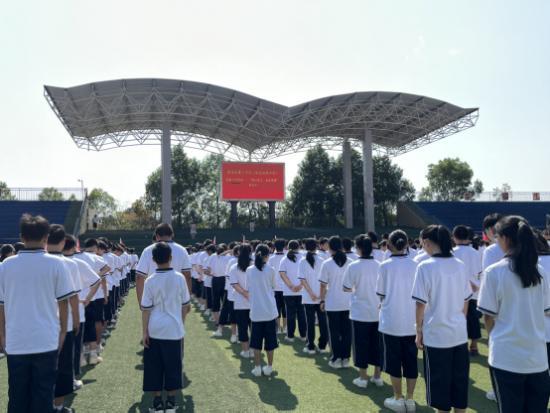 衡阳南岳区第二中学举行以“铭记历史 奋发图强”为主题的升旗仪式