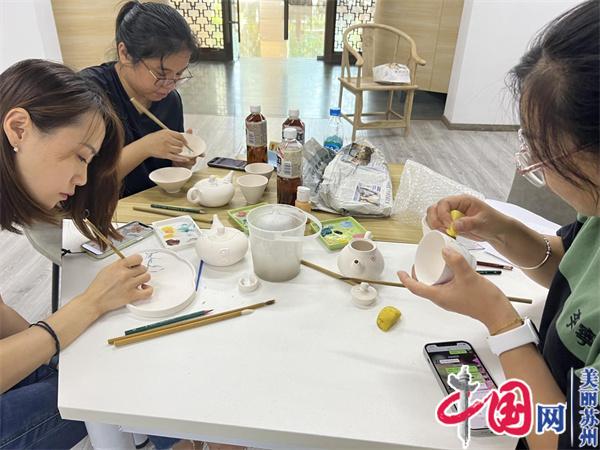 苏州工业园区星桂社区：瓷茶美学 巾帼巧手制茶器